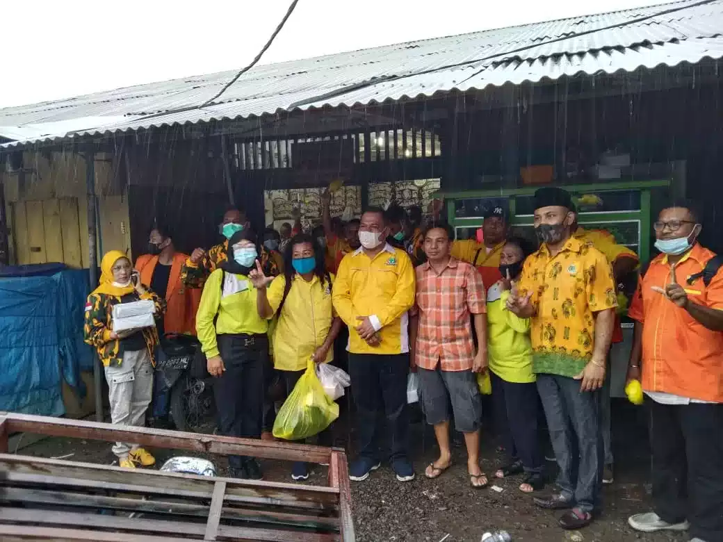 Golkar Papua Barat Bagikan Nasi Kotak dan Takjil di Pasar Sanggeng I PojokPublik