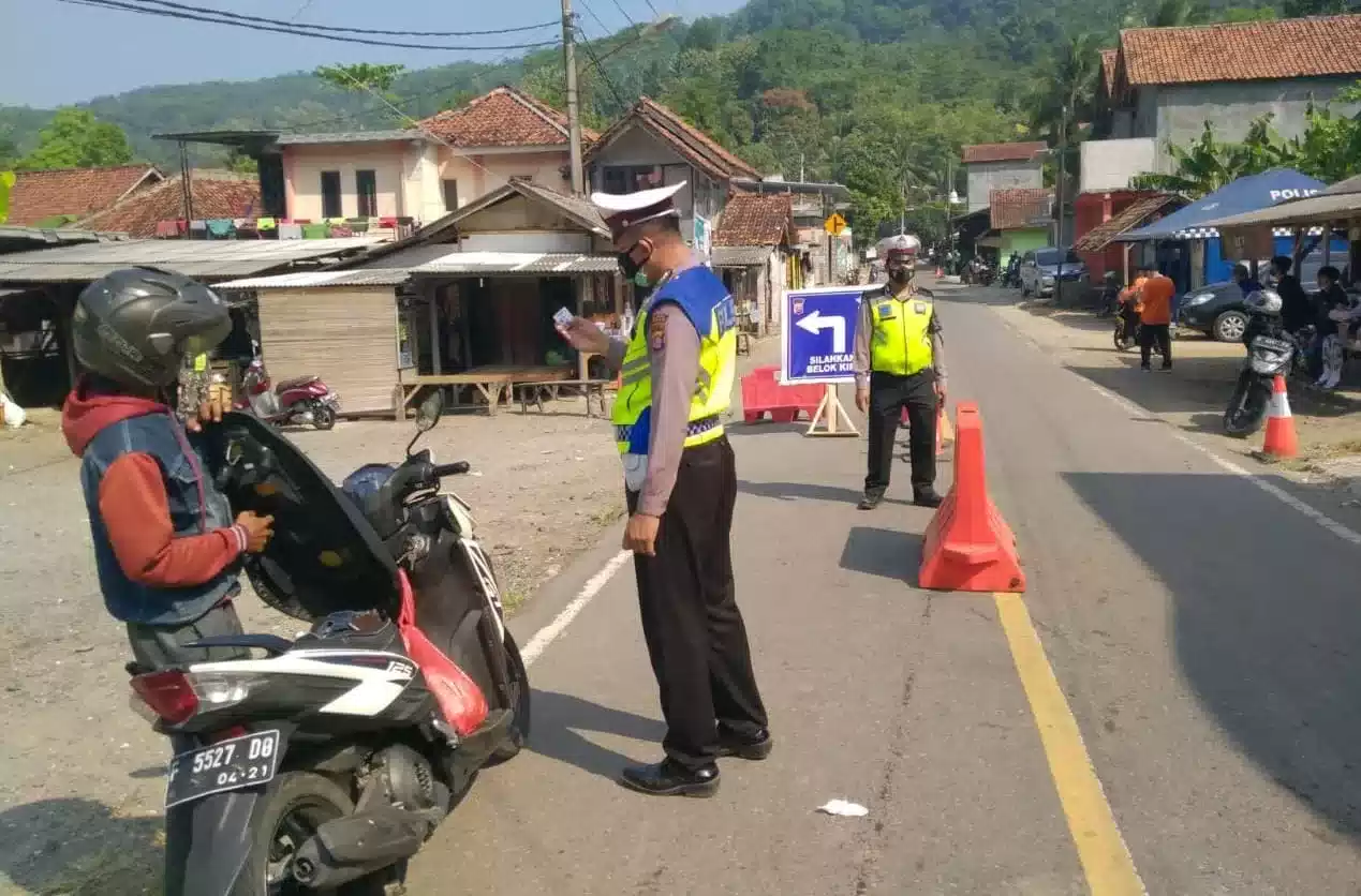 Satlantas Polres Lebak Perketan Penjagaan di Tempat Wisata I PojokPublik