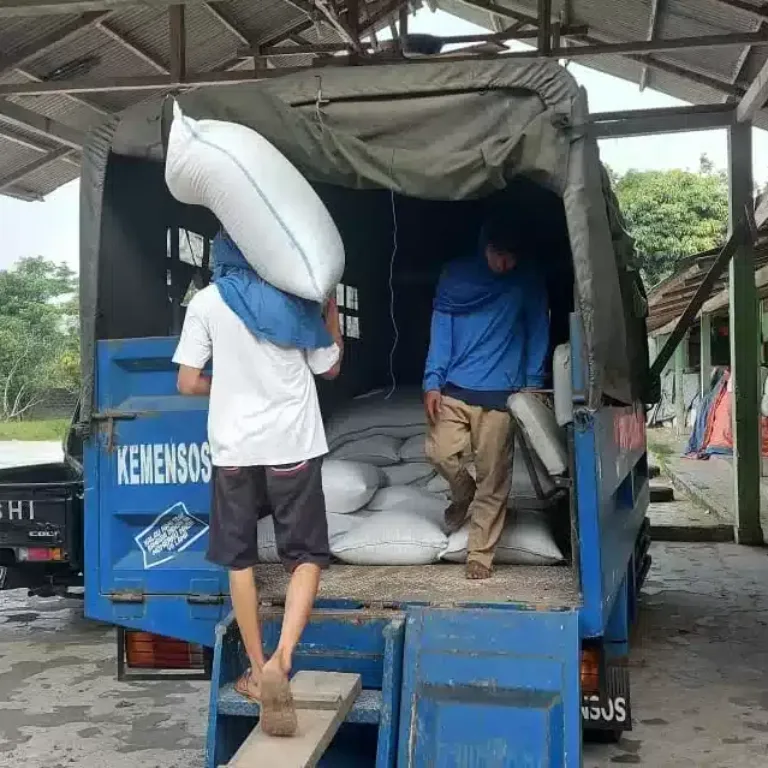 Bulog Lebak Pandeglang Hadir Untuk Warga Terdampak Covid-19