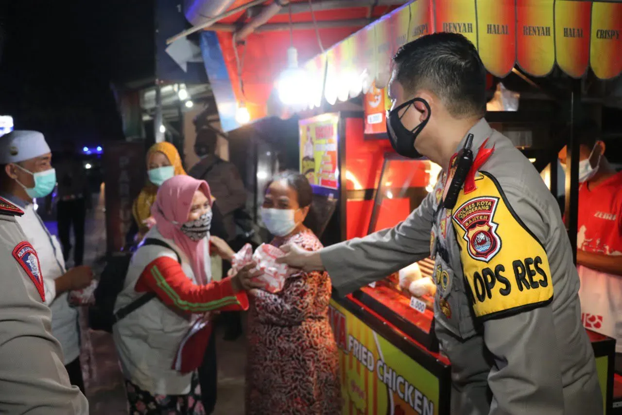 Kapolres Tangerang Salurkan Bansos Untuk Pedagang di Panongan I PojokPublik