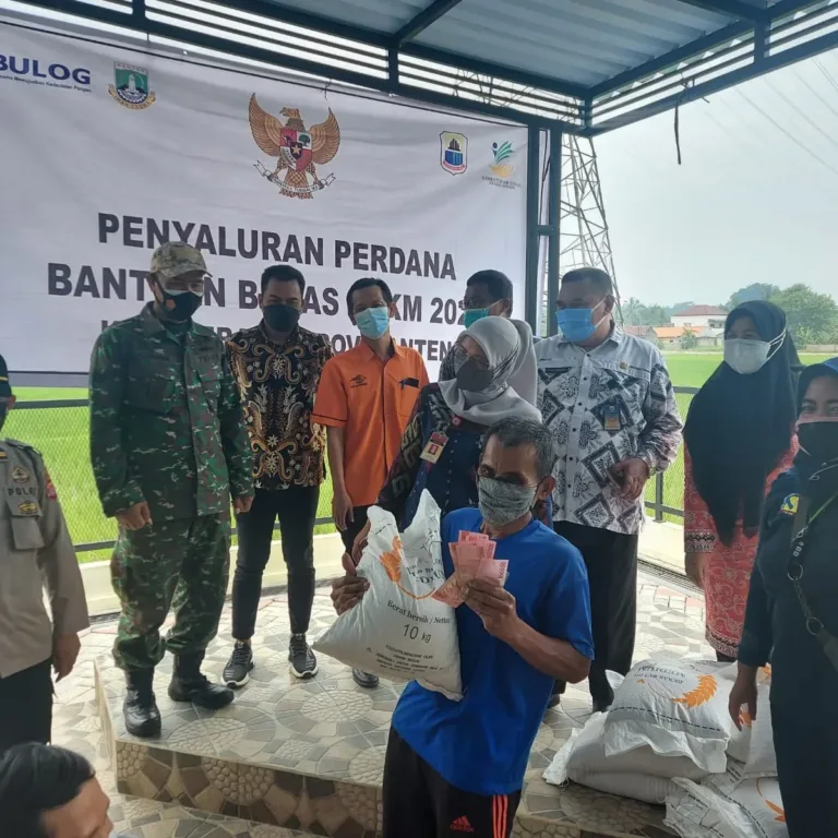 Bulog Salurkan Beras Dampak PPKM di Lebak