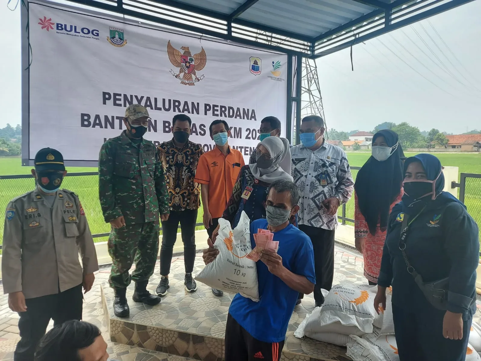 Bulog Salurkan Beras Dampak PPKM di Lebak I PojokPublik