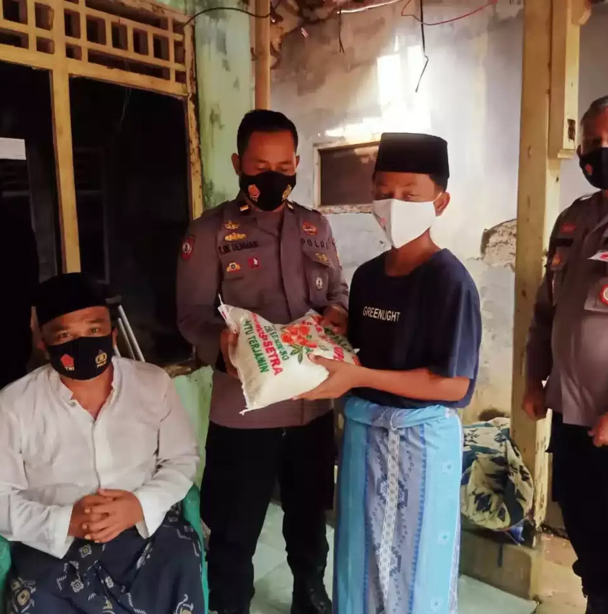 Sat Binmas Polres Lebak Salurkan Bantuan Beras Ke Yayasan Al Askilaf