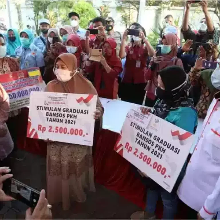 Ajak Mensos ke Dapil, Bukhori Serakhkan Bansos ke Warga 9 Ajak Mensos ke Dapil, Bukhori Serakhkan Bansos ke Warga
