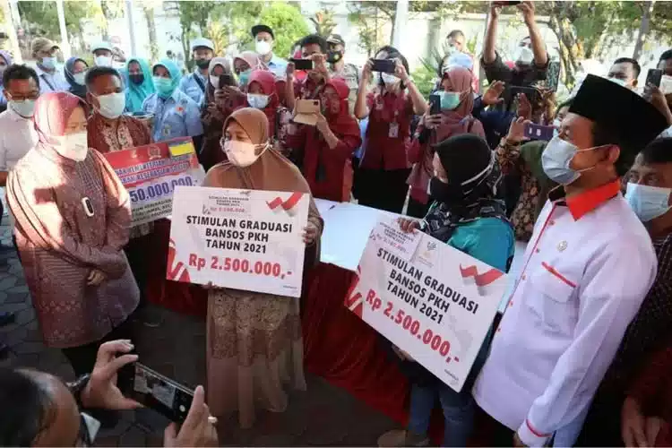 Ajak Mensos ke Dapil, Bukhori Serakhkan Bansos ke Warga I PojokPublik