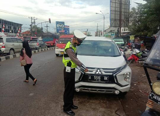 Pengendara Mobil Berplat Sepeda Motor Disemprit Polisi Satlantas Polres Serang I PojokPublik