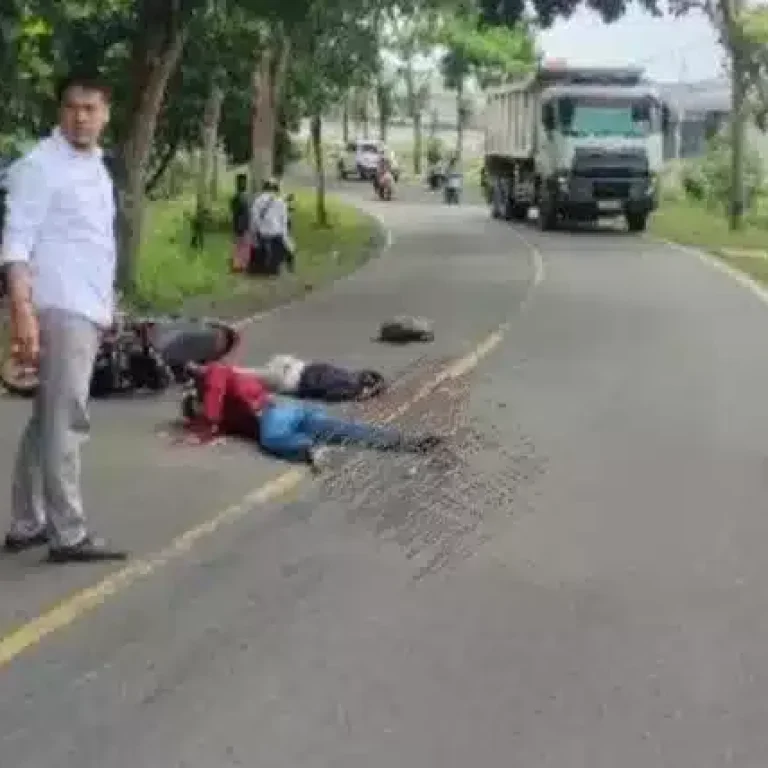 Motor VS Tronton Di Jalan Raya Cipanas, Satu Orang Meninggal Dunia 12 Motor VS Tronton Di Jalan Raya Cipanas, Satu Orang Meninggal Dunia