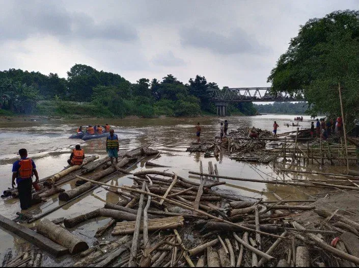 Rayakan Ultah Dipinggir Sungai Ciujung, Warga Lebak Hanyut Tenggelam I PojokPublik