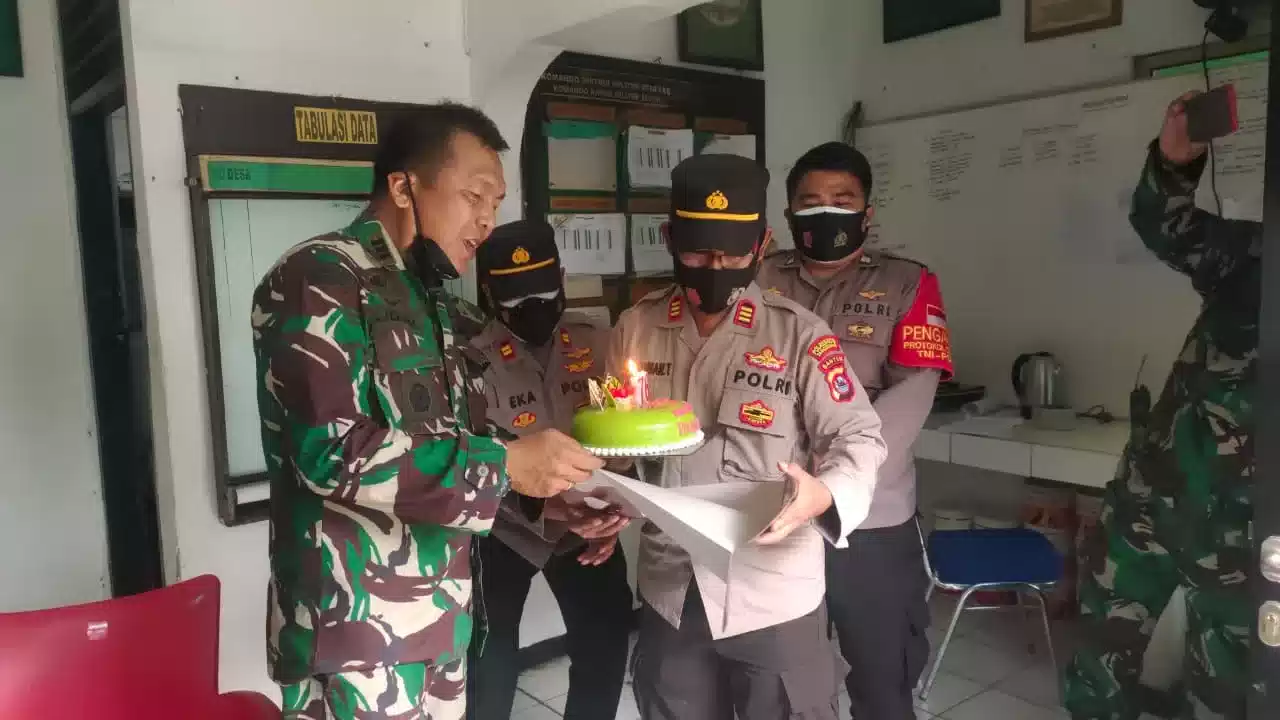 Saat HUT TNI ke 76, Kapolsek Cisoka Berikan Kejutan I PojokPublik