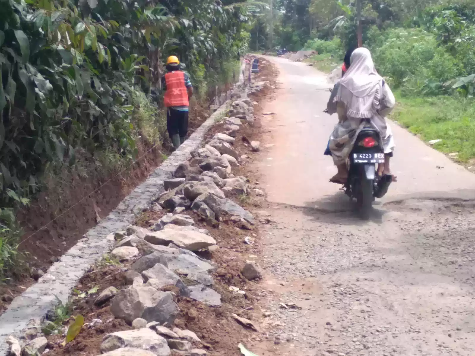 Desa Pasir Petey Bangun Pavling Block dan Drainase I PojokPublik