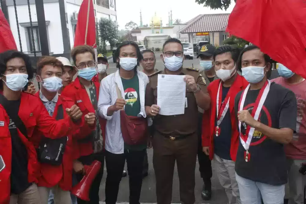 GMNI Pandeglang Minta Kejari Pandeglang Tuntaskan Kasus Korupsi Tablet I PojokPublik