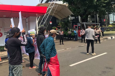 Mahasiswa Geruduk KPK, Minta KPK Panggil Direktur Perusda Teluk Bintuni I PojokPublik