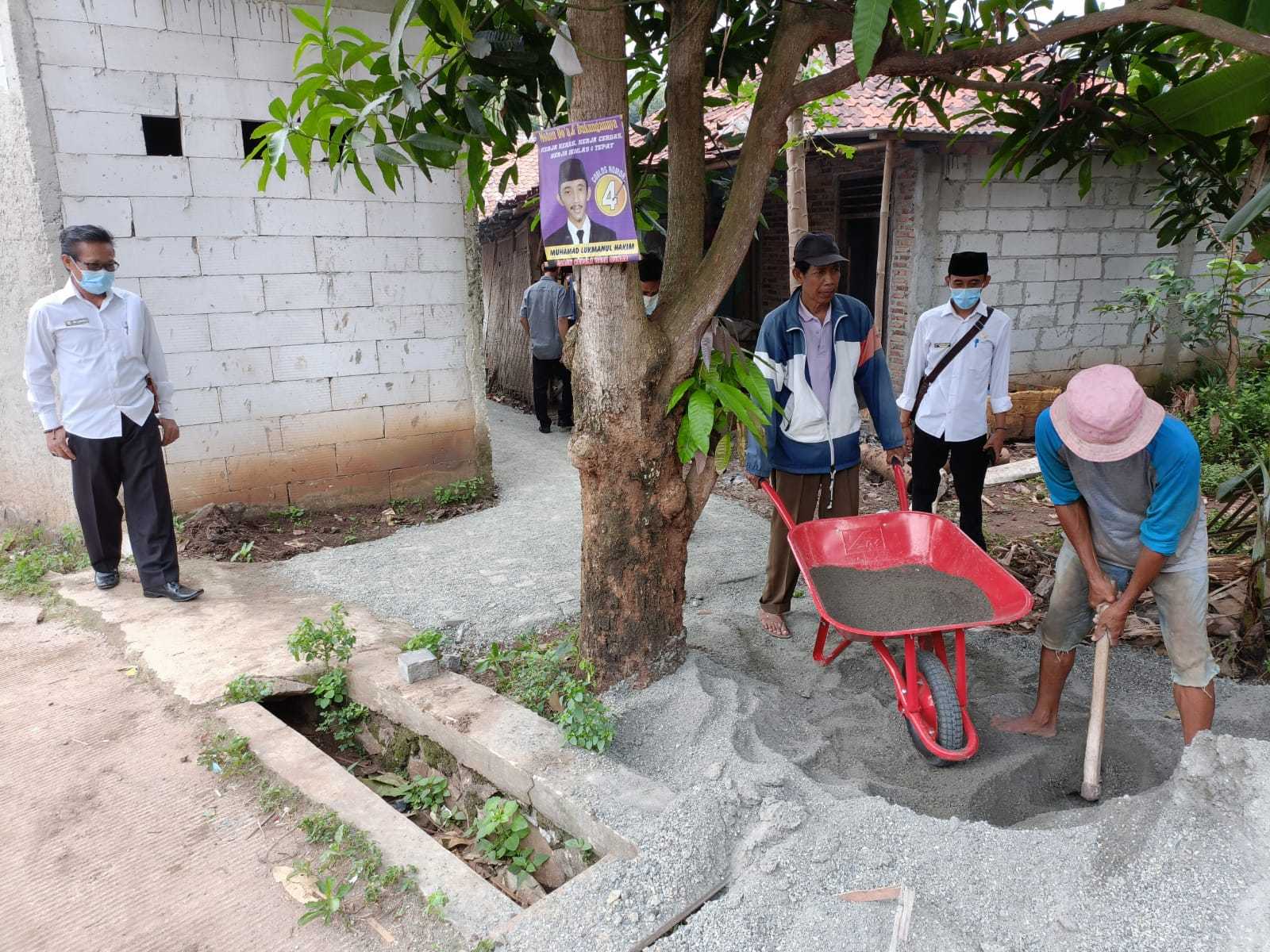 Kades Bunar Sukamulya Genjot Pembangunan Jalan di Wilayahnya I PojokPublik
