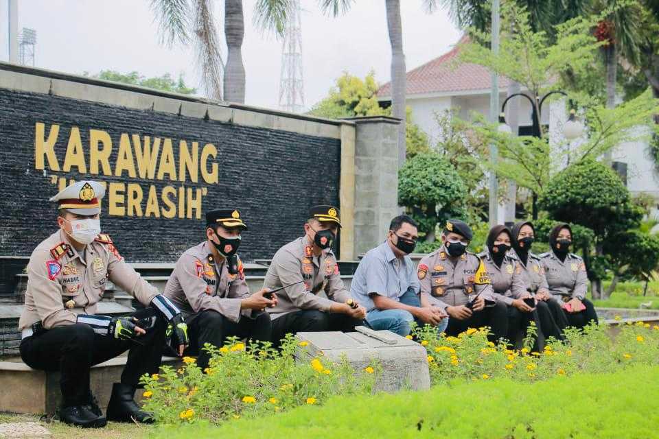 Buruh dan Mahasiswa Demo, Begini Aksi Kapolres Karawang I PojokPublik