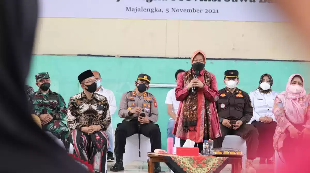 Kunjungi Ponpes Al Mizan Majalengka, Risma Bagi-Bagi Bansos I PojokPublik