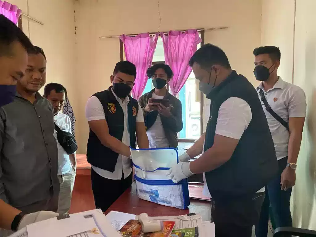 Lakukan Penggeladahan, Sat Reskrim Polres Lebak Ungkap Kasus Dugaan Penggelapan Dana BLT I PojokPublik