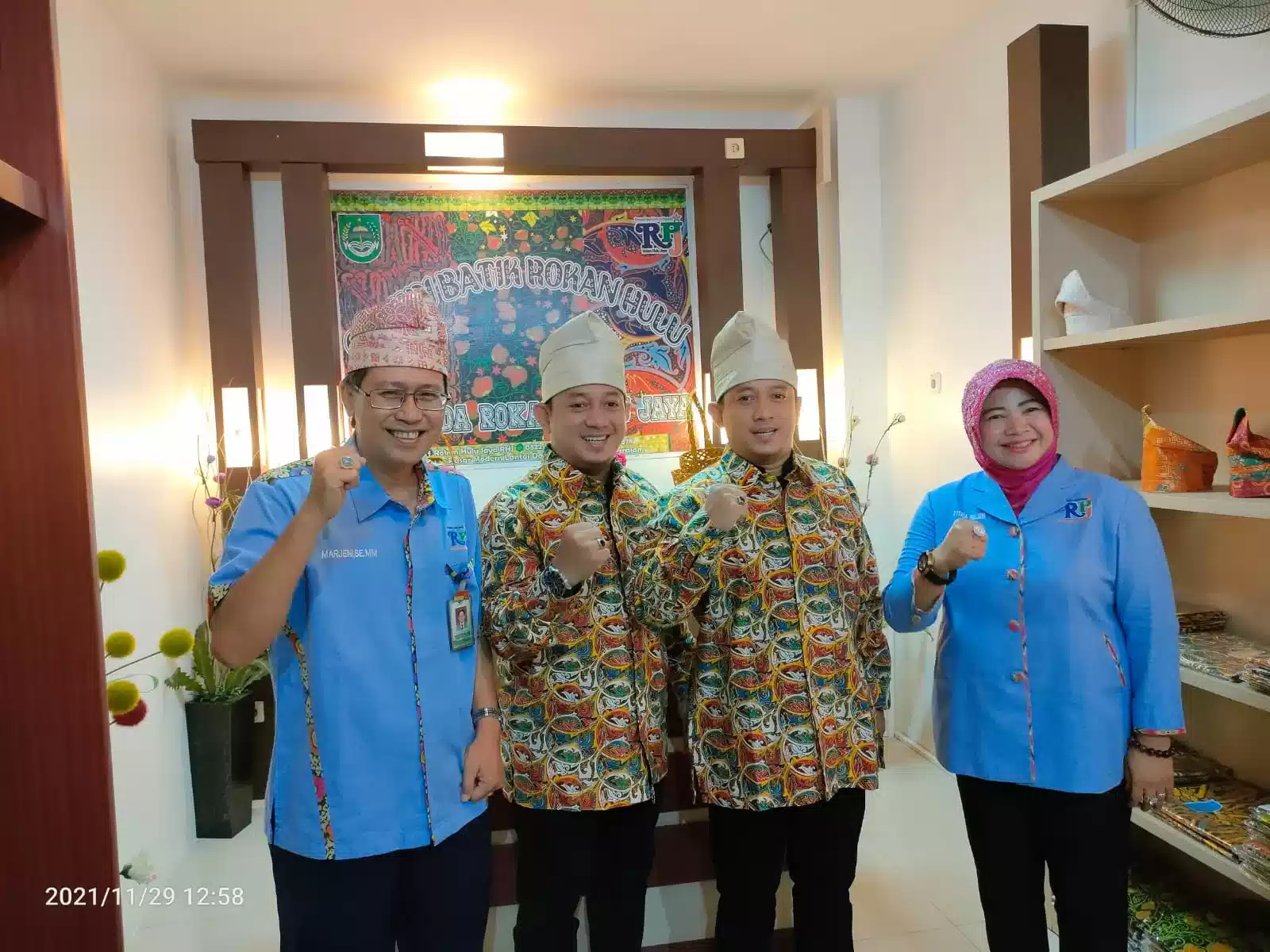 Ustadz Kembar Gunakan Batik Rohul, Begini Aksinya I PojokPublik