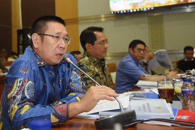 Komisi XI DPR RI Soroti Institusi OJK I PojokPublik