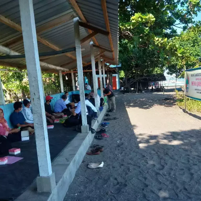 KABUPATEN LOMBOK UTARA MENGEMBANGKAN KOPERASI NELAYAN 12 KABUPATEN LOMBOK UTARA MENGEMBANGKAN KOPERASI NELAYAN