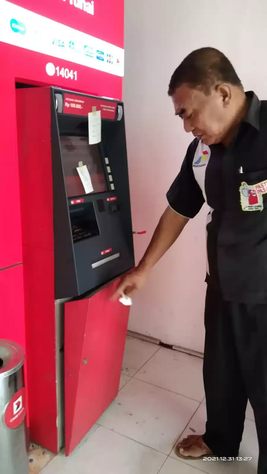 Parah !!!! Modus Ganjal ATM Di Pom Bensin Bojong Pakai Perekat, Warga Diminta Waspada!.. I PojokPublik