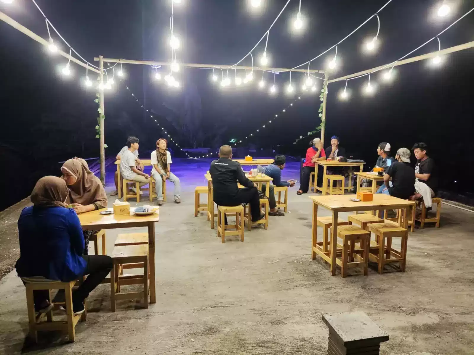 Halaman Pojok, Cafe Berkonsep Rooftop di Belaraja I PojokPublik