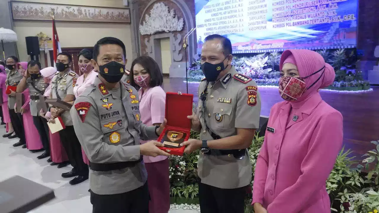 Kapolda Pimpin Upacara Sertijab 7 Pejabat Utama Polda Bali I PojokPublik