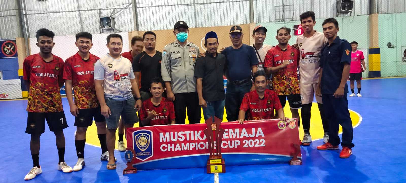 Serahkan Piala Turnamen Futsal, Siswanto Fasilitasi Generasi Muda Warpramasi Salurkan Bakat I PojokPublik