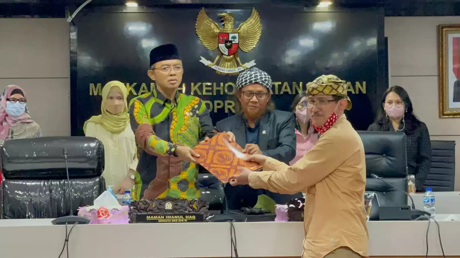 Arteria Dahlan Dilaporkan ke MKD, Kiai Maman Apresiasi Masyarakat Sunda Tempuh Jalur Konstitusional I PojokPublik