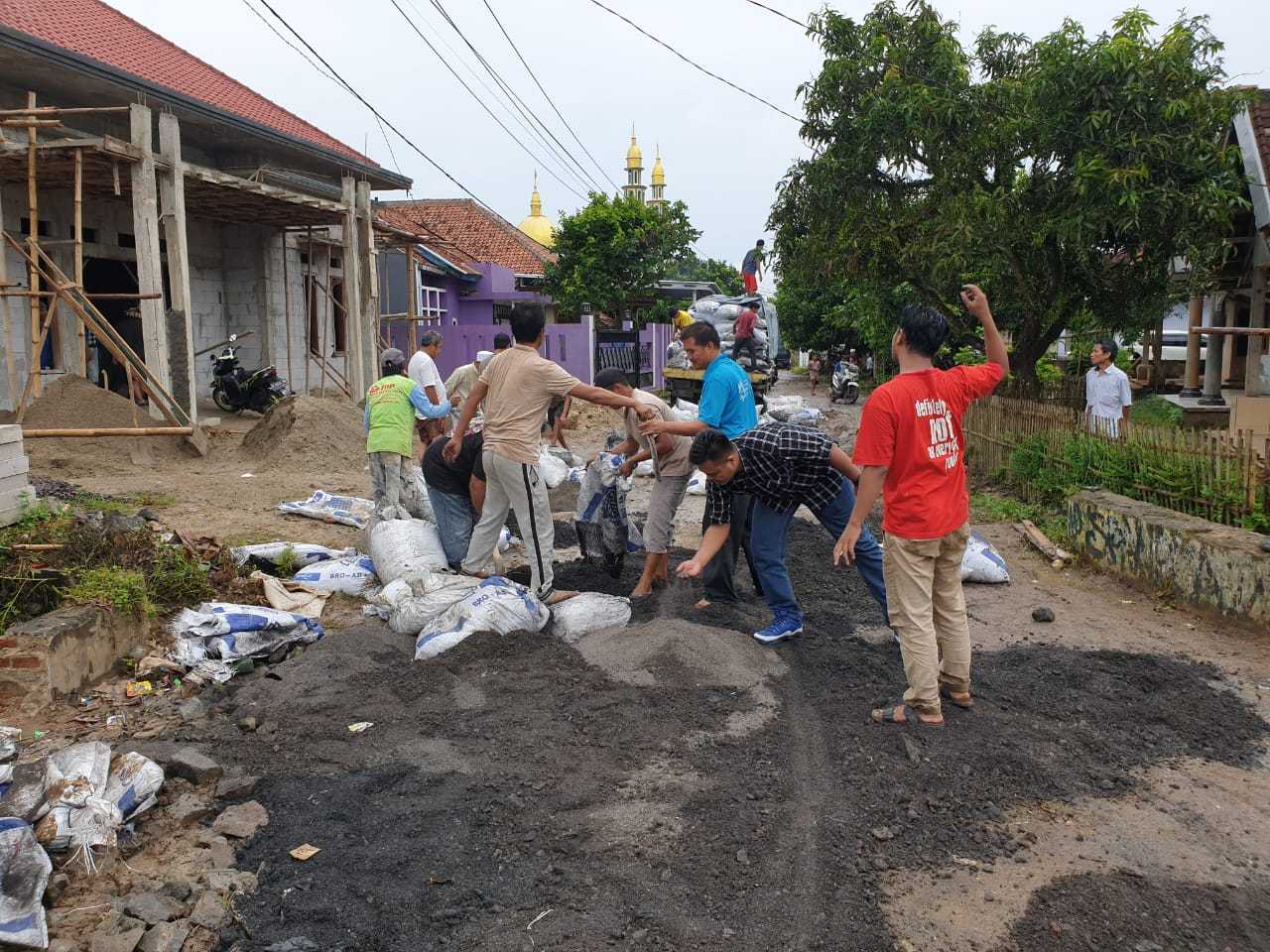 Aksi Pemuda Perbaiki Jalan di Kecamatan Maja Lebak Banten Tuai Pujian I PojokPublik