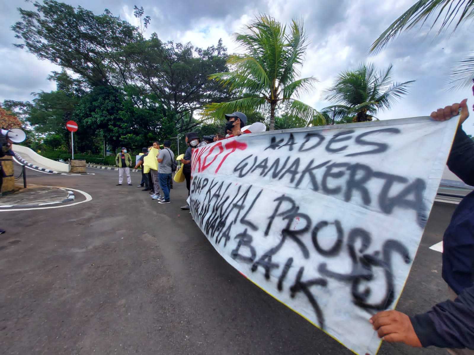 Kades Wanakerta Hina Profesi, PJPT Gruduk Pemda Tangerang I PojokPublik