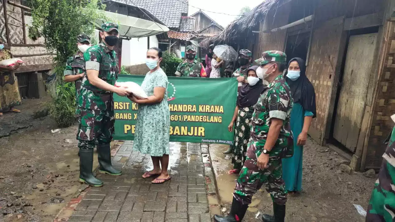 Persit KCK cabang XXXIII Dim 0601 Pandeglang, salurkan bantuan bencana alam banjir.. I PojokPublik