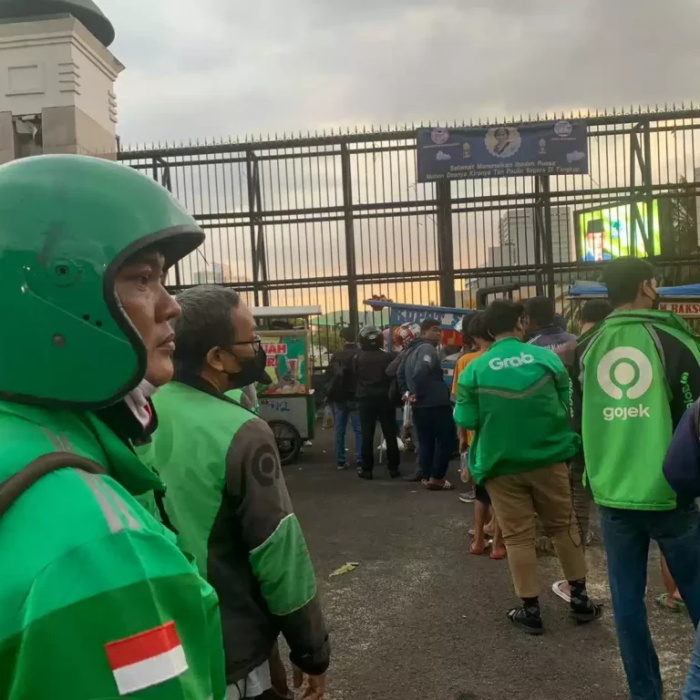 Libatkan UMKM, Mahasiswa Bagikan Takjil dan Berdoa Ratu Koridor Ditangkap