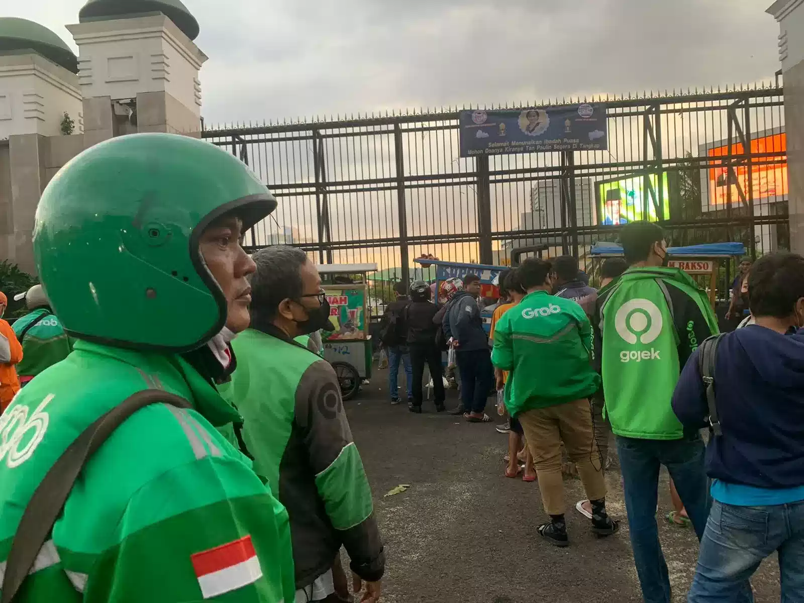 Libatkan UMKM, Mahasiswa Bagikan Takjil dan Berdoa Ratu Koridor Ditangkap I PojokPublik