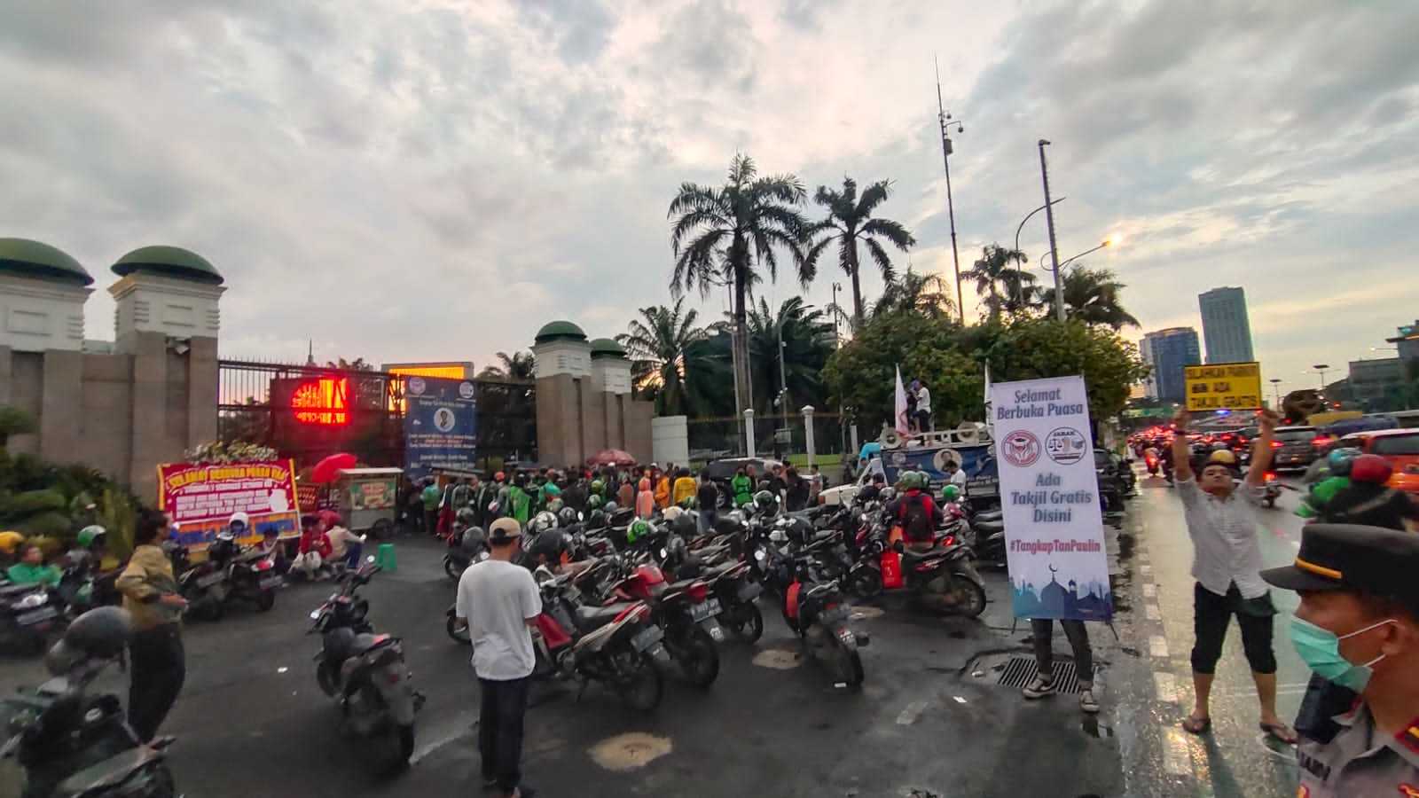 Tuntut Ratu Koridor Ditangkap, Mahasiswa Kembali Bagikan Takjil di DPR I PojokPublik