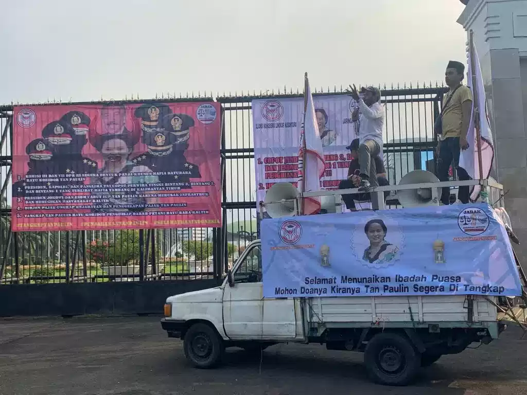 Massa Aksi Minta Ratu Koridor dan Oknum Aparat Ditangkap I PojokPublik
