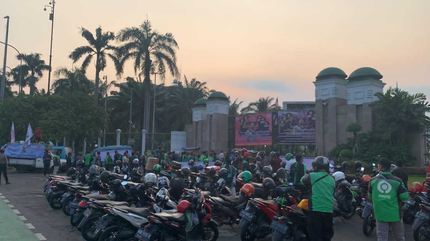 Hari ke 21, Aktivis dan Mahasiswa Berdoa Ratu Koridor Ditangkap I PojokPublik