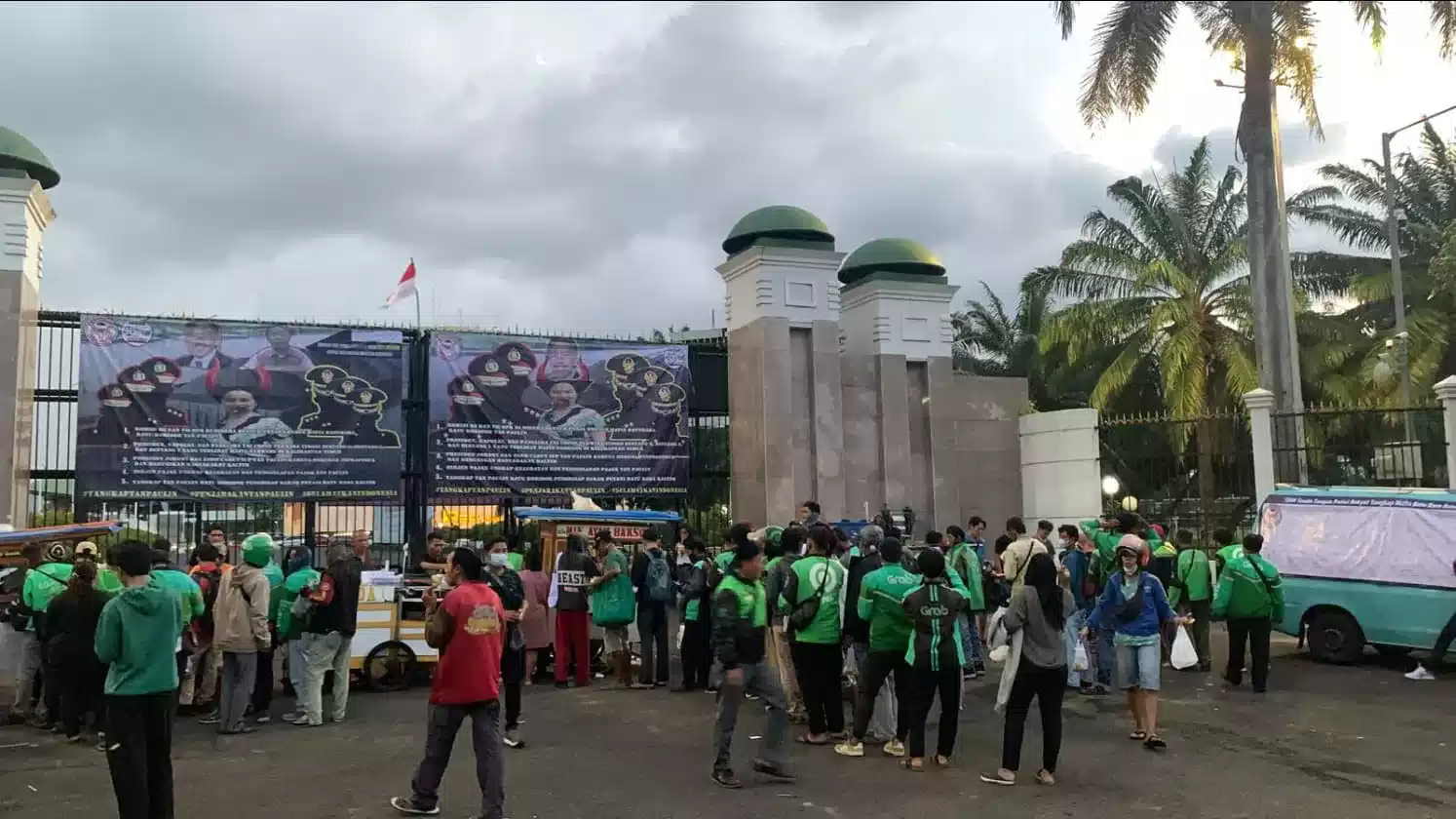 Massa Aksi Bagikan Takjil dan Desak Ratu Koridor Ditangkap I PojokPublik