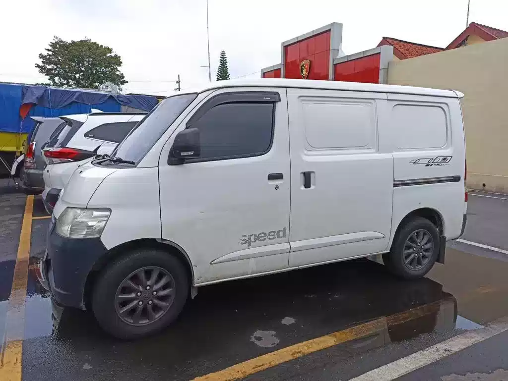 Tradisi Lebaran, Warga Sidoarjo Tukar Uang Ditahan Petugas I PojokPublik