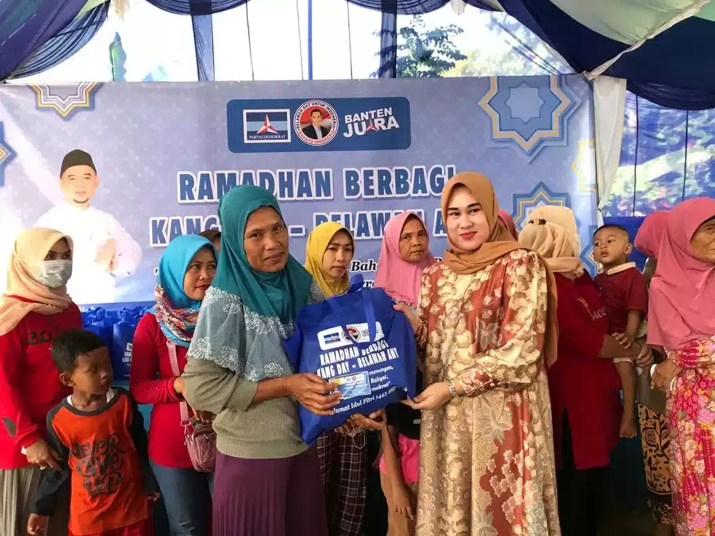 Relawan AHY di Banten Bagi-bagi Sembako di Banten I PojokPublik