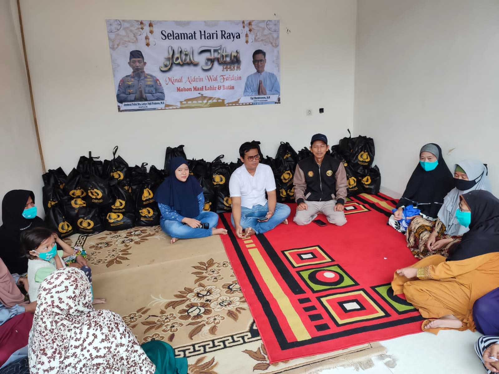 Kapolri dan Aktivis Bagikan 500 Paket Sembako di Banten I PojokPublik