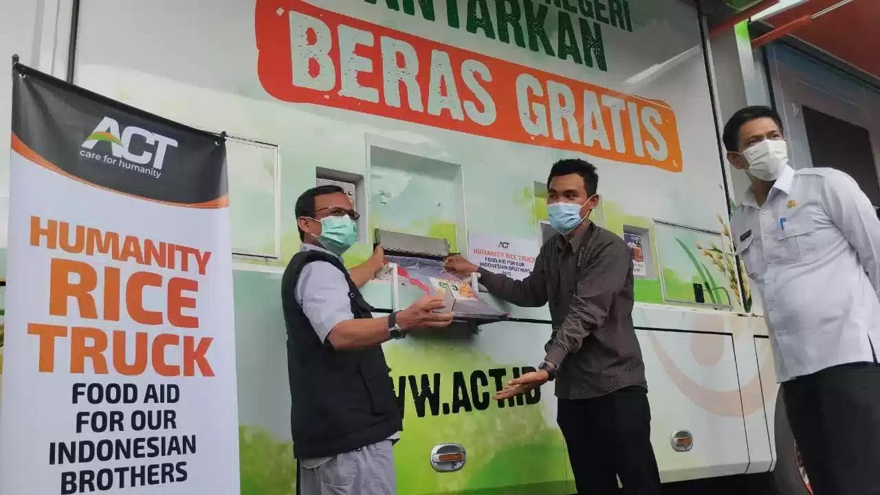 ACT Bagikan 300 Paket Sembako Ke Warga Kota Serang I PojokPublik