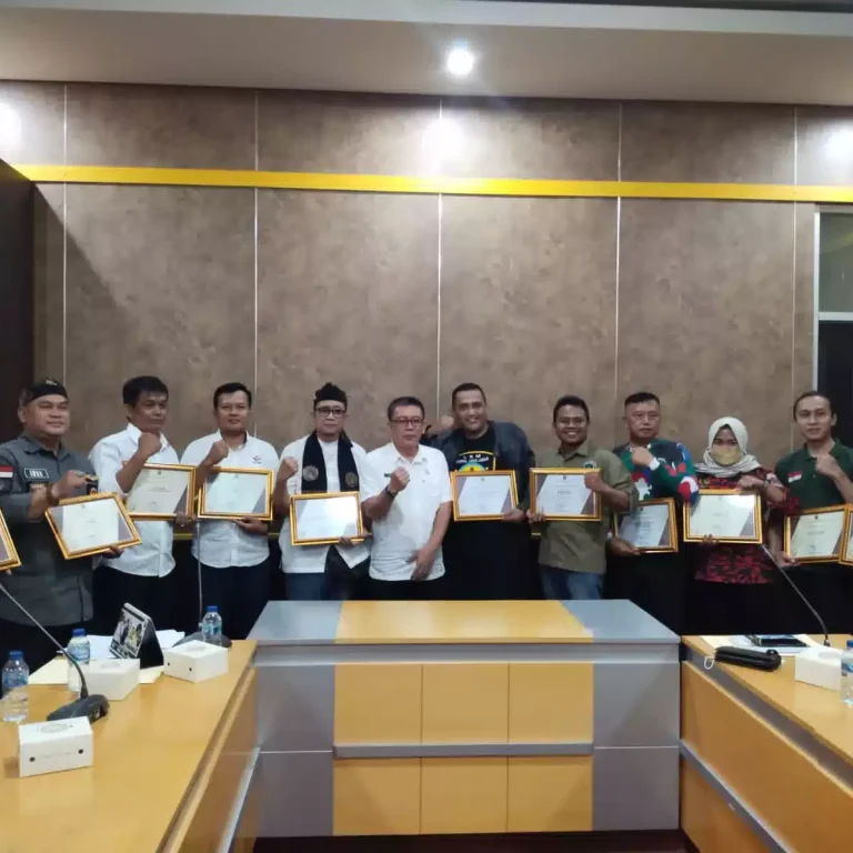 Tertib Dalam Berorganisasi, FKDB Raih Penghargaan Dari Kesbangpol Kab. Sukabumi 12 Tertib Dalam Berorganisasi, FKDB Raih Penghargaan Dari Kesbangpol Kab. Sukabumi