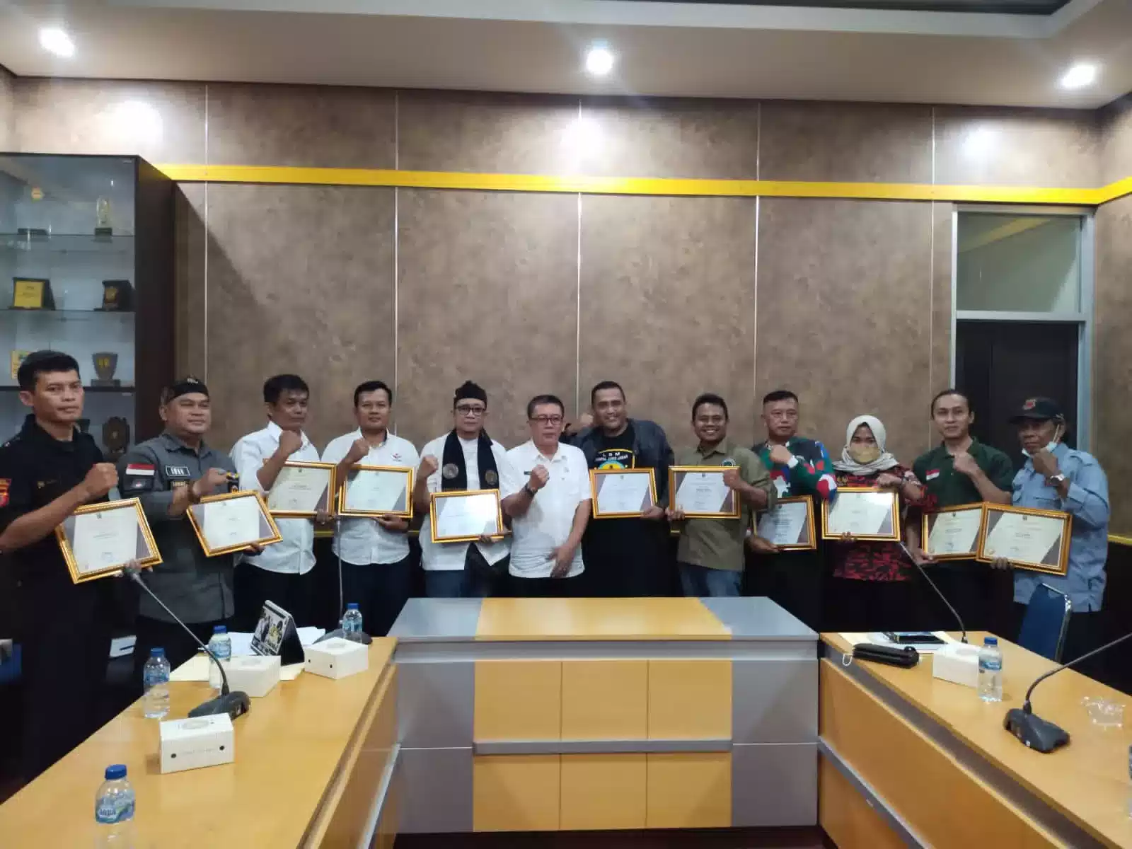 Tertib Dalam Berorganisasi, FKDB Raih Penghargaan Dari Kesbangpol Kab. Sukabumi I PojokPublik
