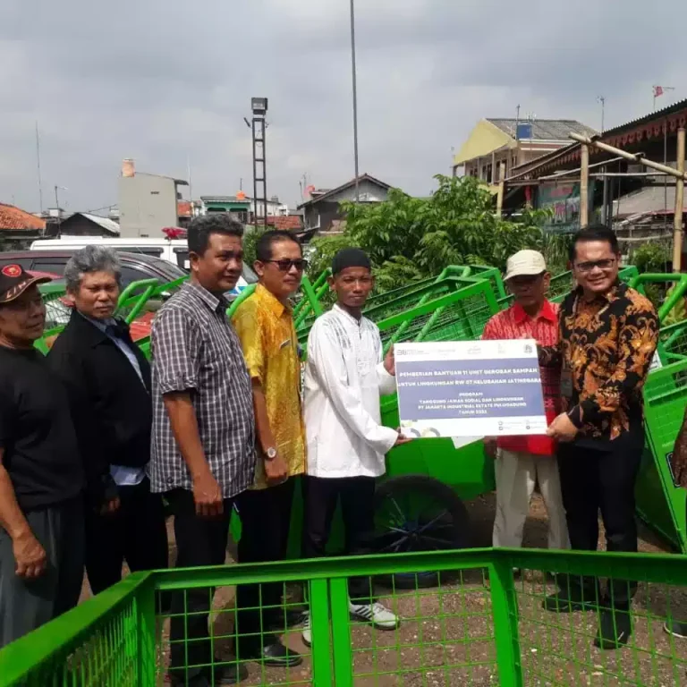 Warga Rw07 Kelurahan Jatinegara Terima Bantuan Dari PT JIEP