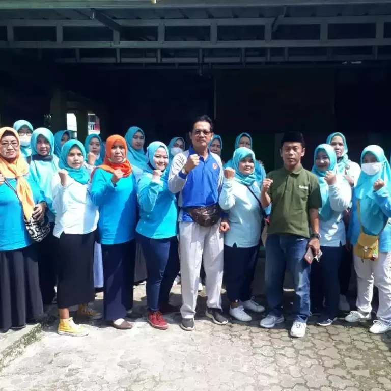 Tim Jumantik Melaksanakan Jumat Bersih di  RW06 Kelurahan Jatinegara