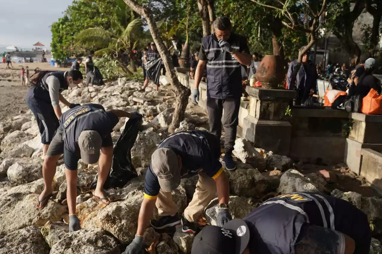 TOP...!AMPI Bali dan Karang Taruna Bersih Pantai I PojokPublik