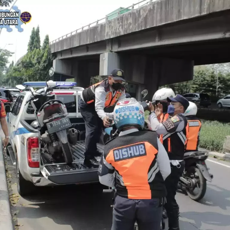 Suku Dinas Perhubungan Jakarta Utara Melaksanakan Operasi Parkir Liar   