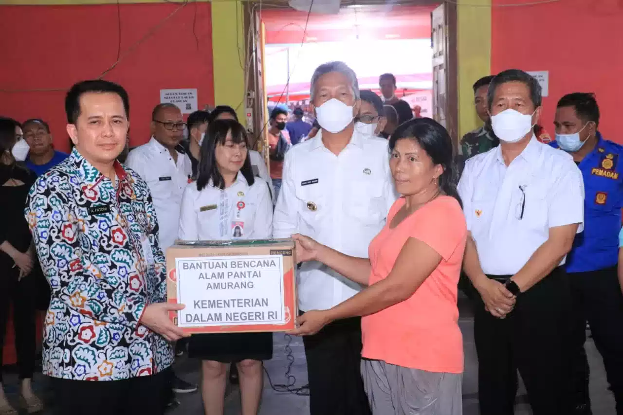 Mendagri Berikan Bantuan Korban Longsor Bawah Laut di Kabupaten Minahasa Selatan I PojokPublik