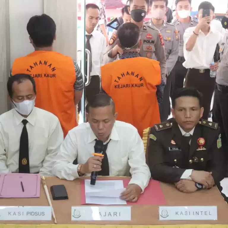 Top!!! Kado HUT Adhyaksa Kejari Kaur Gelandang Dua Tersangka Kasus Korupsi Ke Jeruji Besi