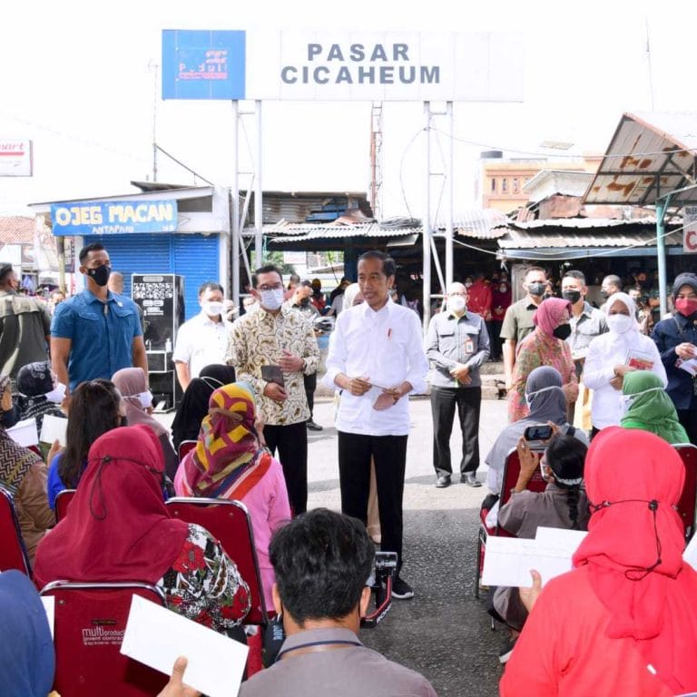 Kunjungan Ke Bandung, Presiden Jokowi Bagikan Bantuan Sosial di Pasar Cicaheum